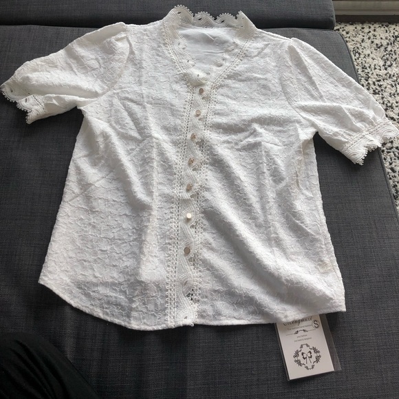 White blouse with high lacy collar and rose gold buttons - Picture 2 of 3